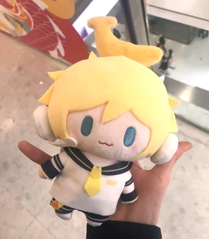 Плюшевые фигурки Кагамине Рин и Хацунэ Мику от Bandai — фото модели