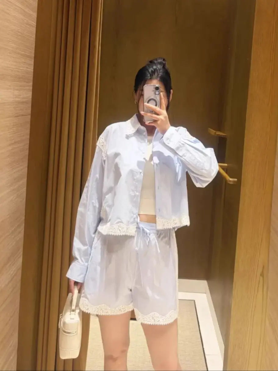 

Женский комплект с кружевной отделкой: синяя рубашка с отложным воротником и длинными рукавами на одной пуговице + шорты с эластичной талией, повседневный костюм