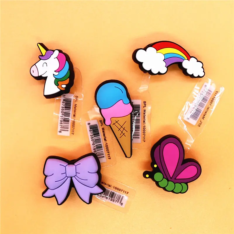 Dijes de PVC de unicornio arcoíris para zapatos, decoraciones de alfileres de mariposa, helado, accesorios de hebilla de diseñador, 1 piezas