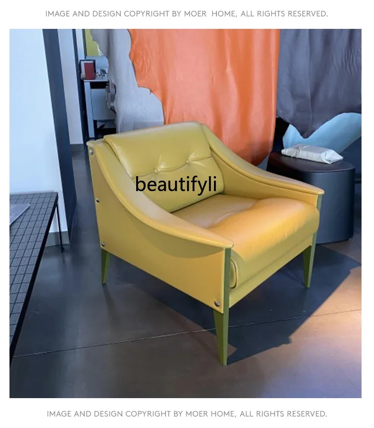 P على الطراز الإيطالي، مسند ذراع فردي من جلد البقر بالحليب الحديث، كرسي ترفيهي لغرفة الاستقبال