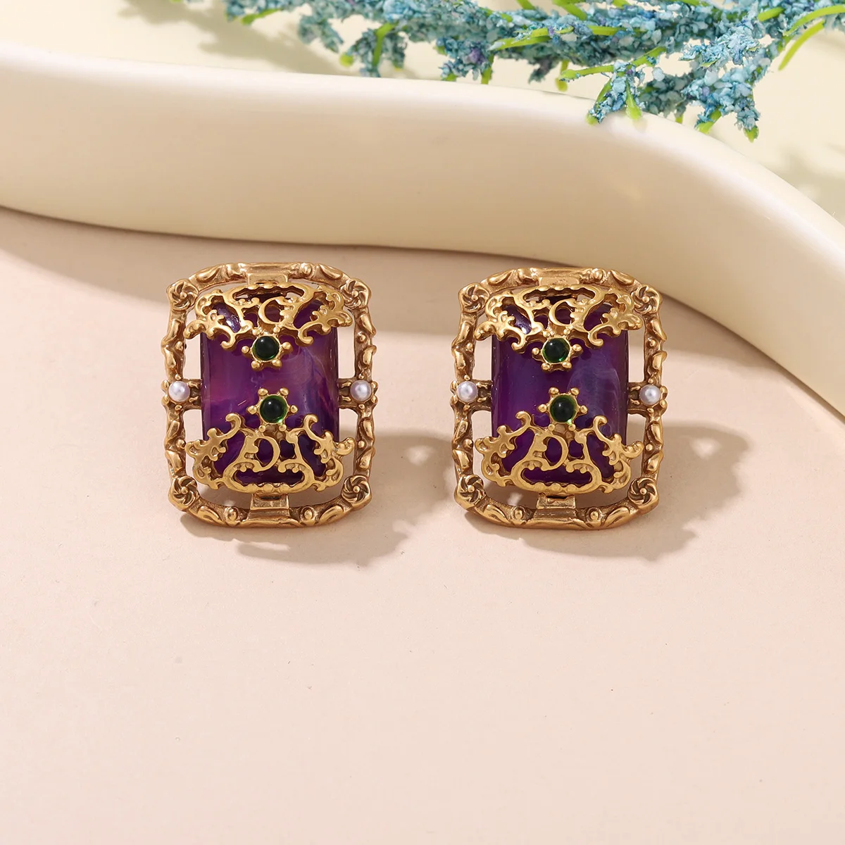Pendientes de tuerca vintage de color dorado con esmalte morado hueco para mujer - Elegantes pendientes de tuerca de estilo barroco con cristal verde y perla