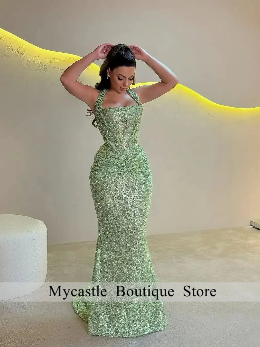 カスタマイズされた2025年グリーンのプロムドレス、ホルターネック、光沢のあるビーズ刺繍、プリーツ、イブニングドレス、婚約パーティー用ガウン、マーメイドトレイン、ロングドレス