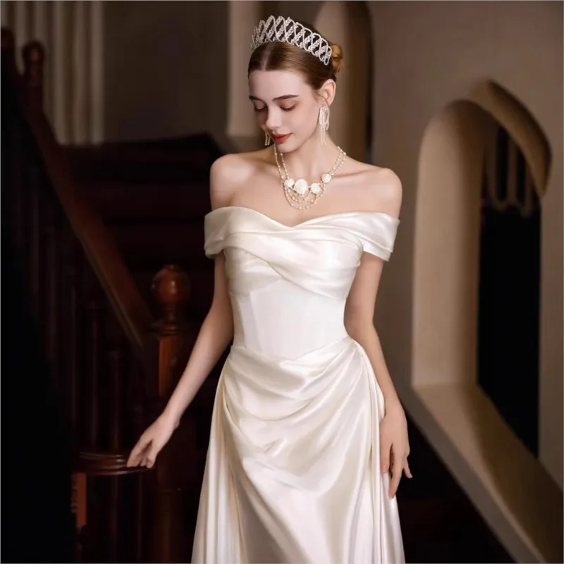 فستان ساتان أبيض خفيف وبسيط بكتف واحد