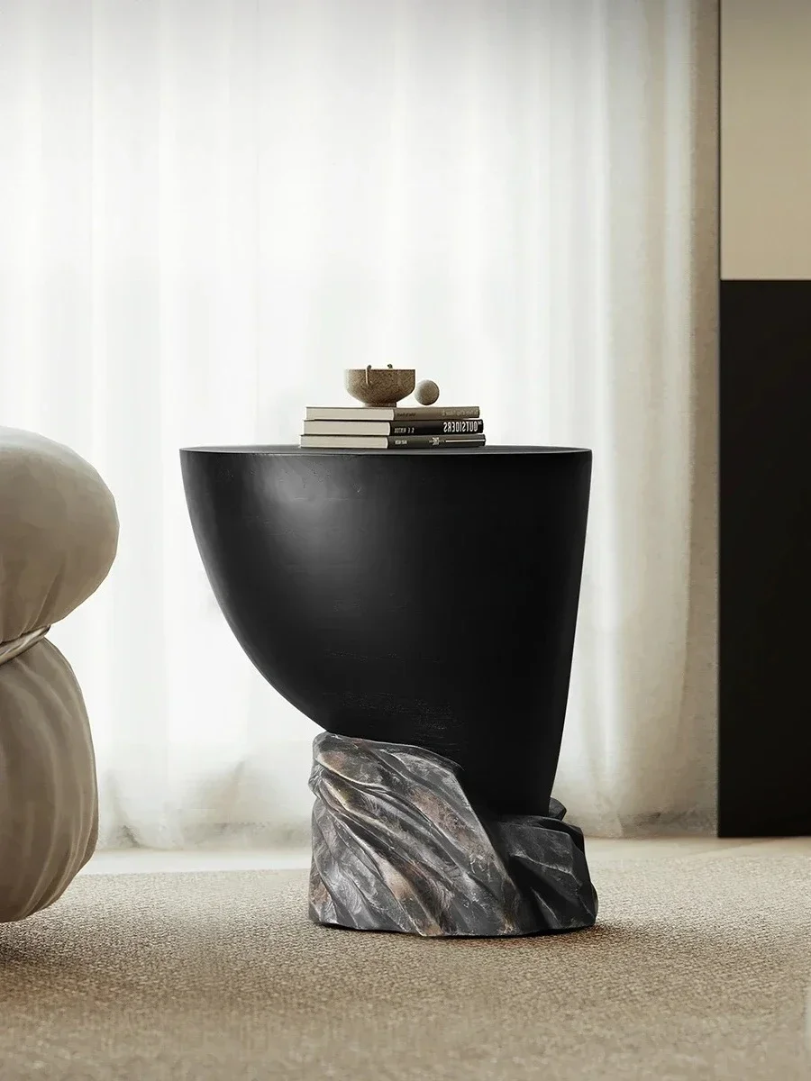 أريكة مصممة بحافة من الخشب الصلب من wabi-sabi بجوار زاوية بجانب السرير لغرفة النوم الراقية #5