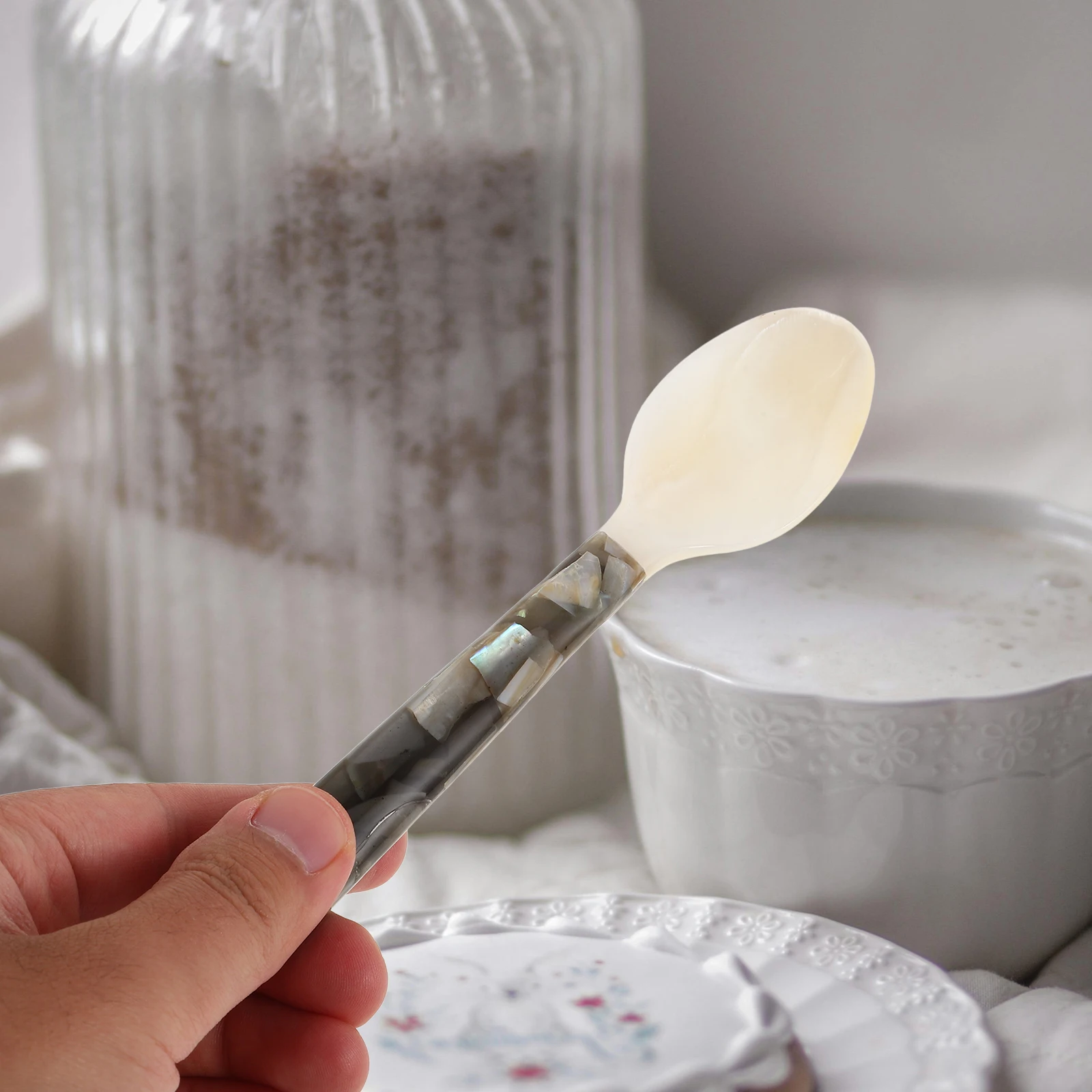 

Exquisite Shell Spoon Natural Pearl Dessert Spoons Elegant Floral Handle Fine Dining Tableware Decorative Condiment Scoop Mini