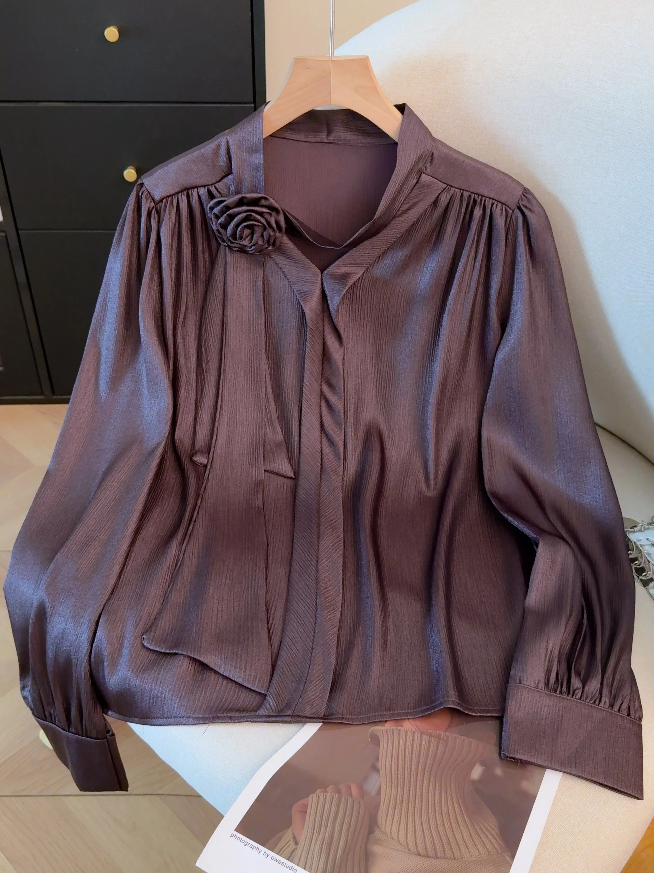 

Silk Luster Commuter Shirt Spring 2026 New Style Elegant Floral Design Versatile Office Top Breathable Polyester Silk Blend