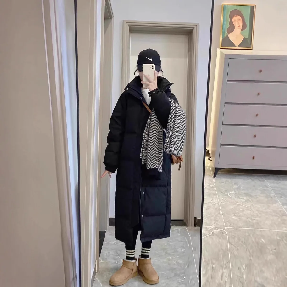 2025 Nuovo dramma cinese Piumino da donna stile lungo al ginocchio addensato piumino d'anatra bianca, abito da coppia per studenti