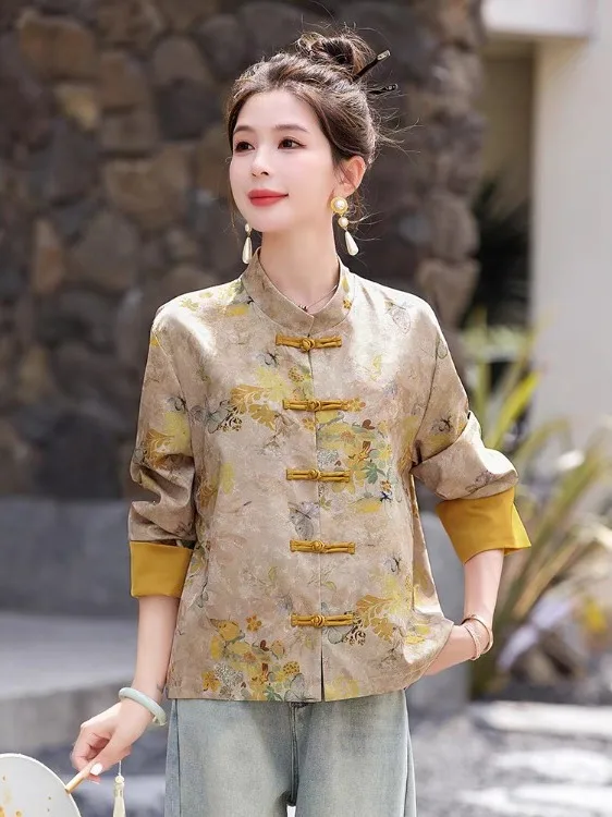 سترة صينية جديدة لربيع 2026 بطباعة زهور وأزرار أمامية بتصميم فني وطابع وطني وياقة عالية للنساء