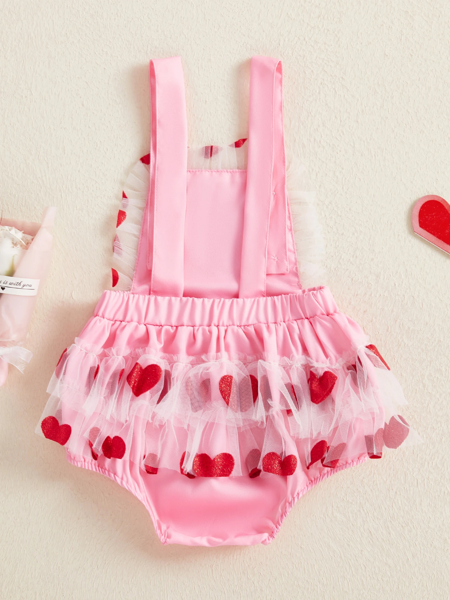 

Комбинезон с принтом сердца для маленьких девочек, сетчатыми рукавами и рюшами по подолу, очаровательный наряд ко Дню святого Валентина для весенних праздников