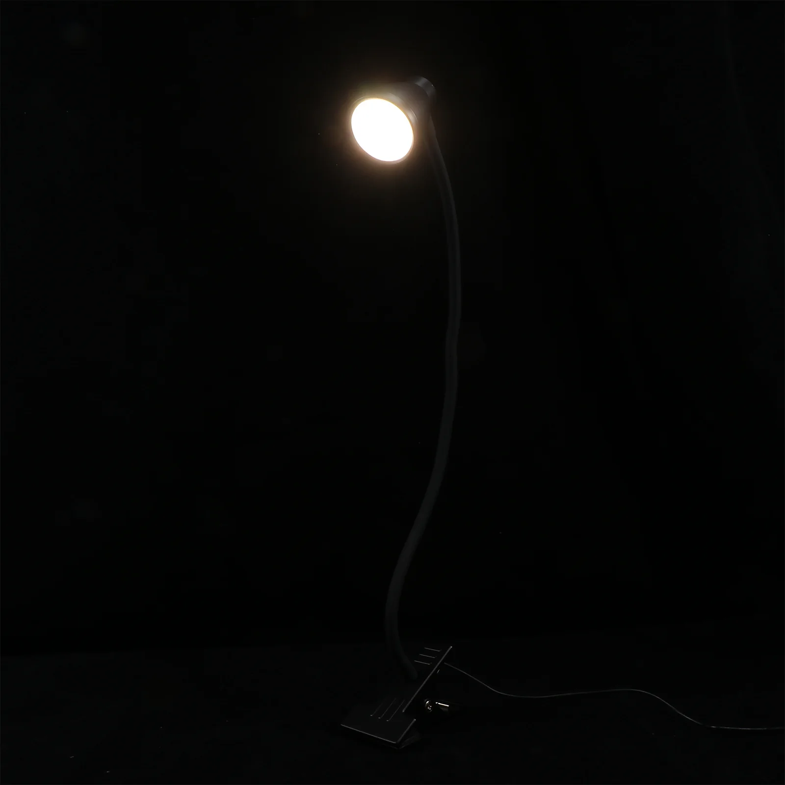 

1Pcs USB Powered Clip Type Lamp Durable Simple Night Light Reading Lamp for Bedroom Study Home Decor