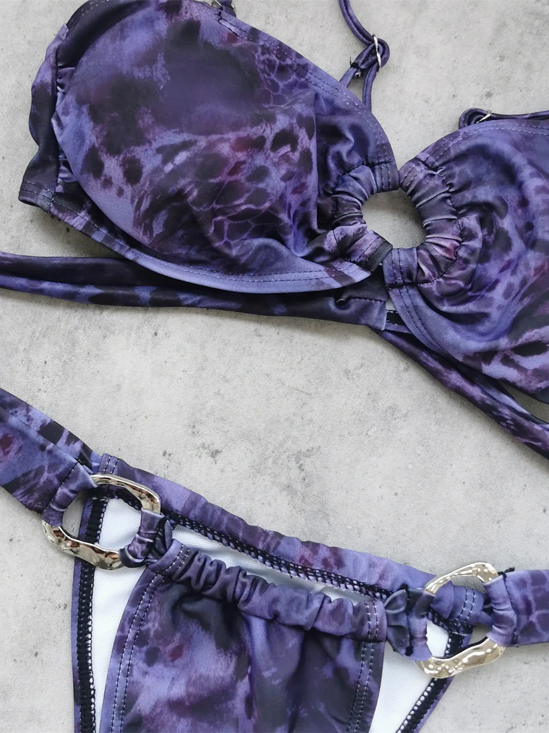 Micro bikini sexy a fascia 2025 donna cerchio di metallo scava fuori push up perizoma costume da bagno viola stampa pelle di serpente costume da bagno costumi da bagno