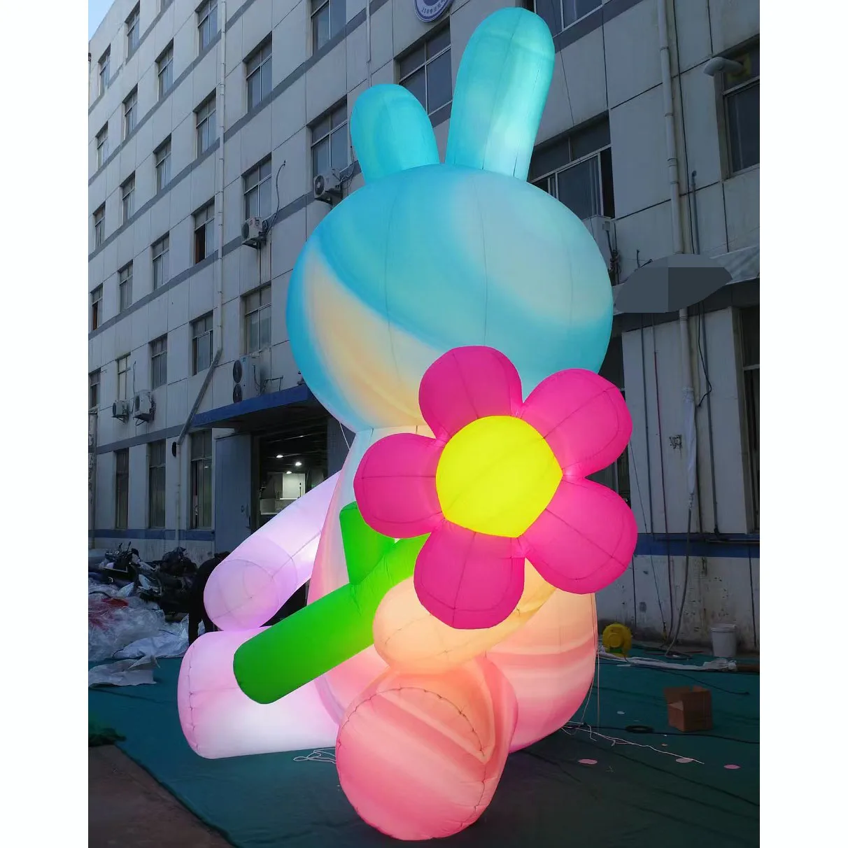Conejo inflable gigante con flor, conejito de soplado de aire con luz LED blanca, accesorios de decoración para eventos para publicidad