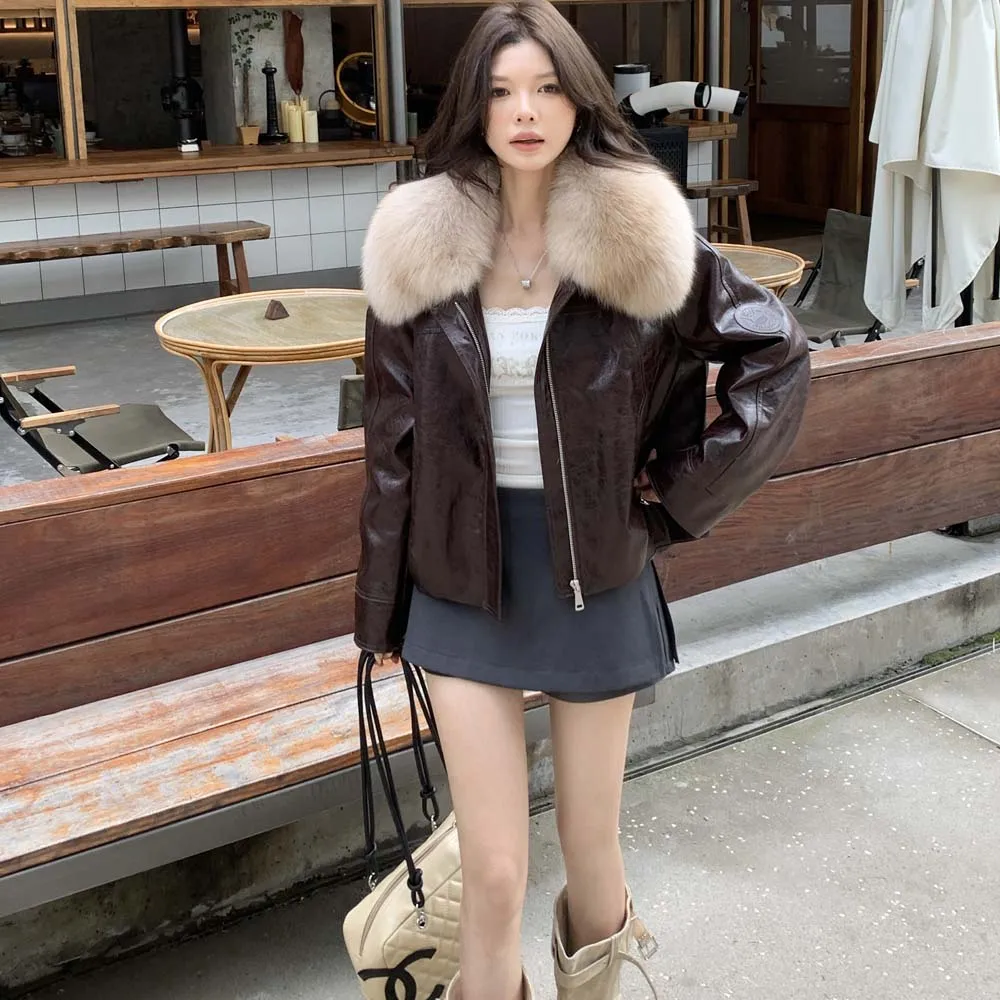 Nowa kolekcja damska jesień-zima 2025: wysokiej jakości krótki płaszcz zamszowy z wypełnieniem z puchu gęsiego i kołnierzem z futra lisa.