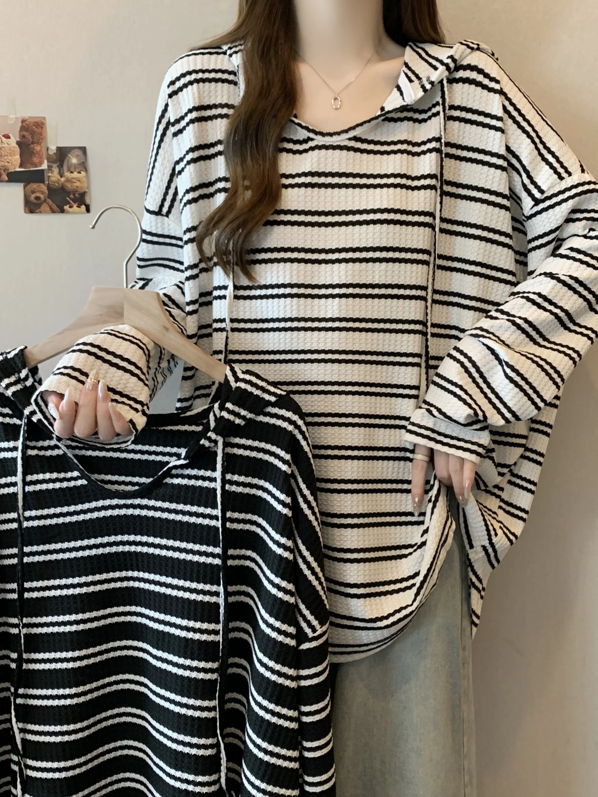 

Свободная женская футболка с V-образным вырезом, длинным рукавом, капюшоном и полосками, весна 2026, большие размеры, повседневная, удобная, из смесового хлопка