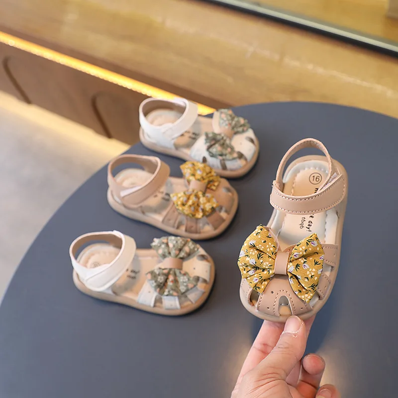 

2024 Girls Sandals Cute Hollow Versatile Soft Floral Print Bow Hook & Loop Kids Fashion Baby First Walker Shoes Drop Shipping PU