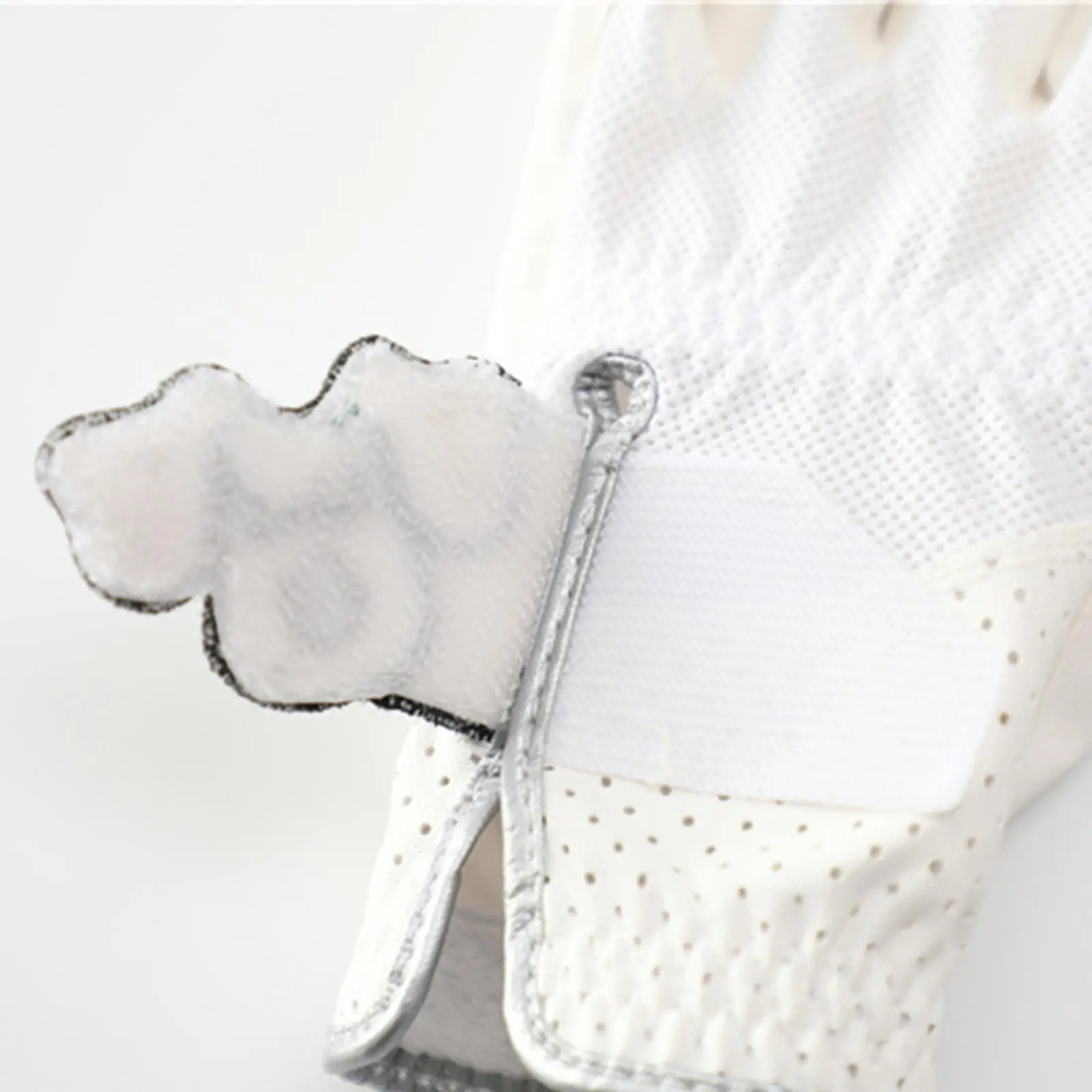 Golfhandschoen Linkerhandschoen Professionele witte kleur Handen dragen golfuitrusting