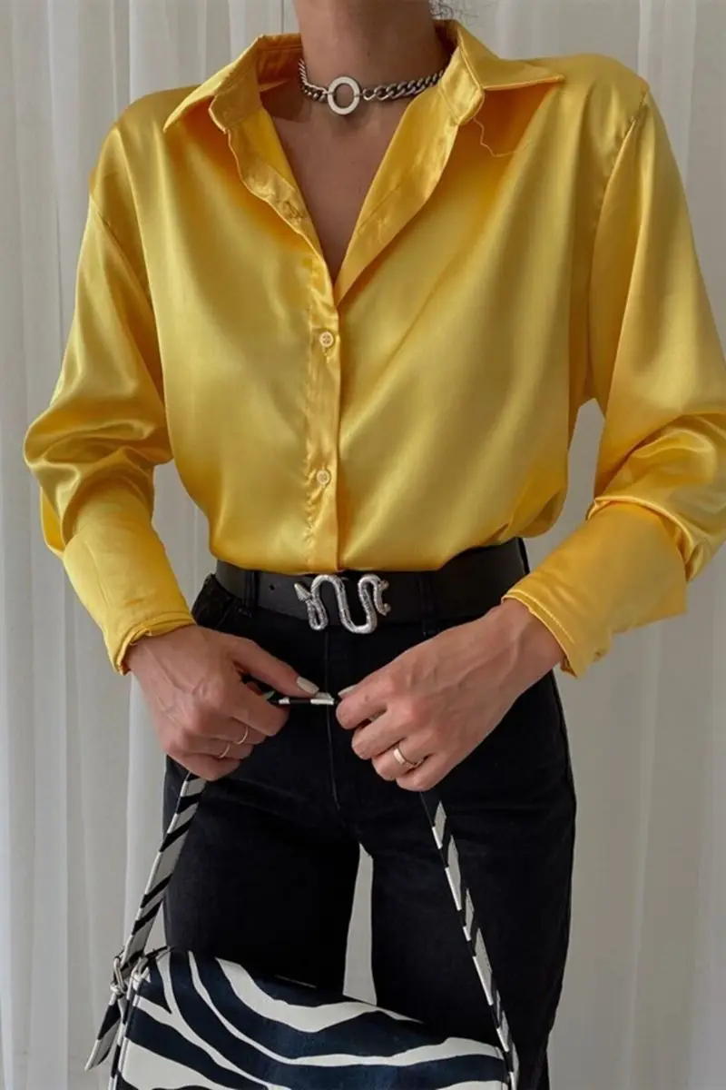 Kemeja Wanita Kuning Satin Kebesaran