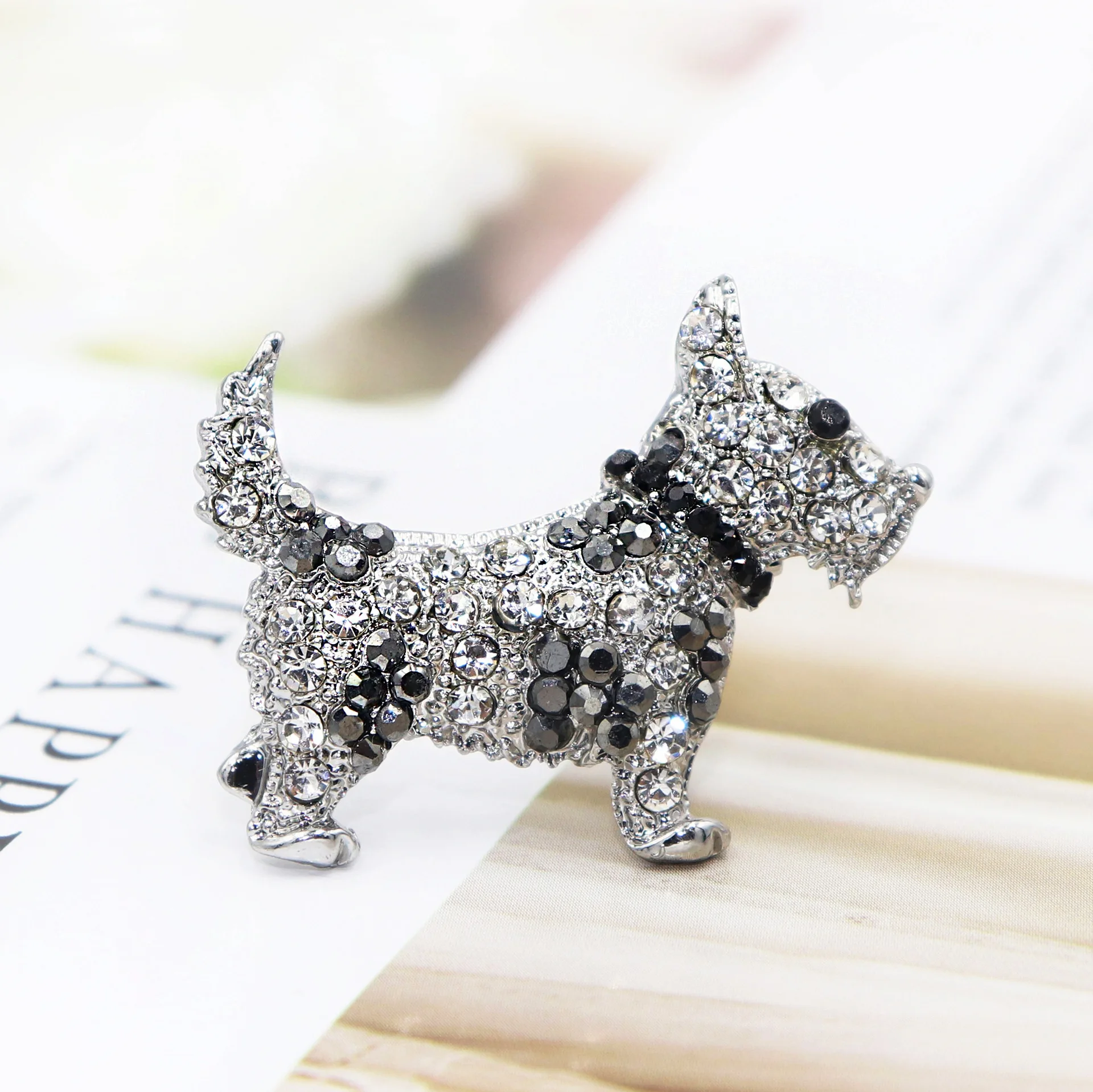 Heißer Verkauf Luxus Strass besetzt Welpen Brosche, niedlichen Anime Cartoon Tier Strass Stifte Schmuck