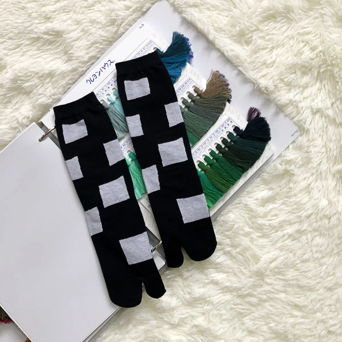 Japanese Multi-Color Jacquard Carrot Chestnut Flower Literary CuteTwo-Toe Socks Middle Tube Tabi Split Toe Socks Tide Socks