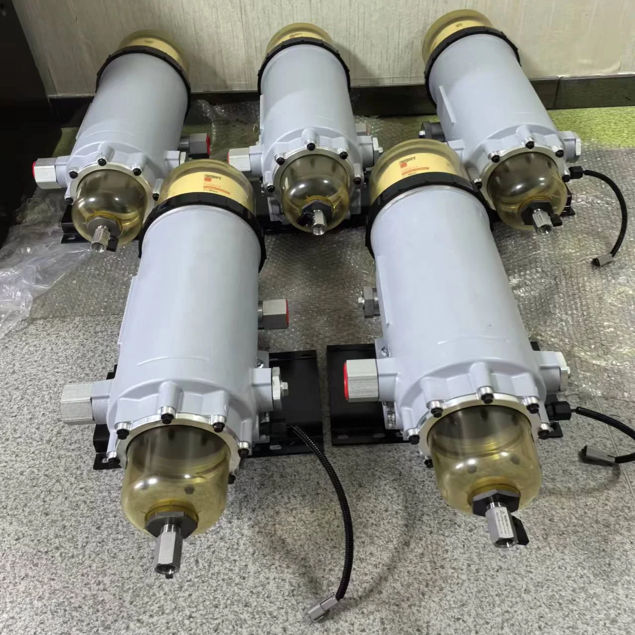 New Condition FS53014 FS53015 4328043 Fuel Filter Water Separator Assembly FH239 Engine Spare Parts Trucks Maintenance Repair