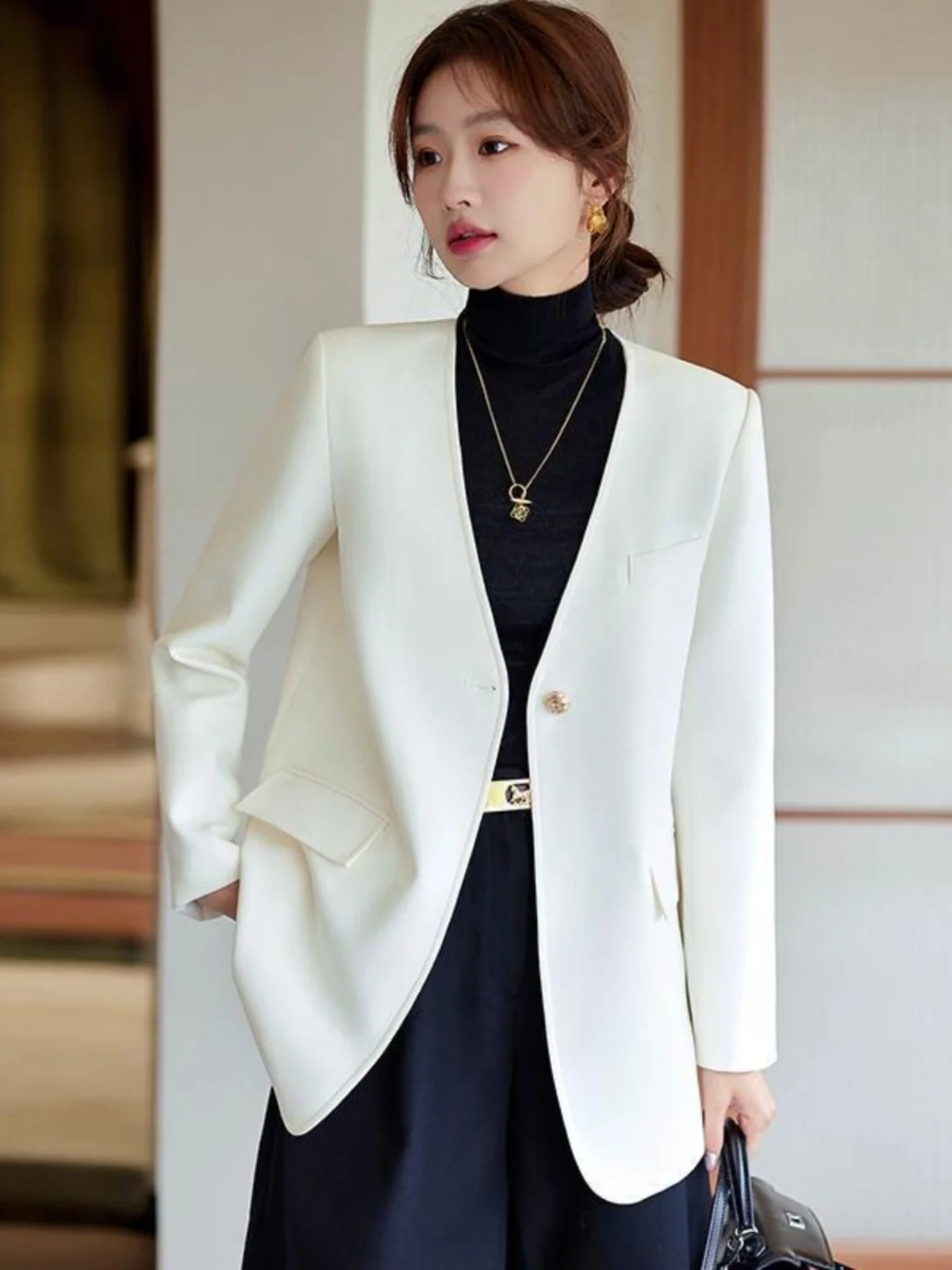 

Новая весенняя коллекция: Женский белый пиджак свободного кроя в уличном стиле — модный тренд для повседневной носки.