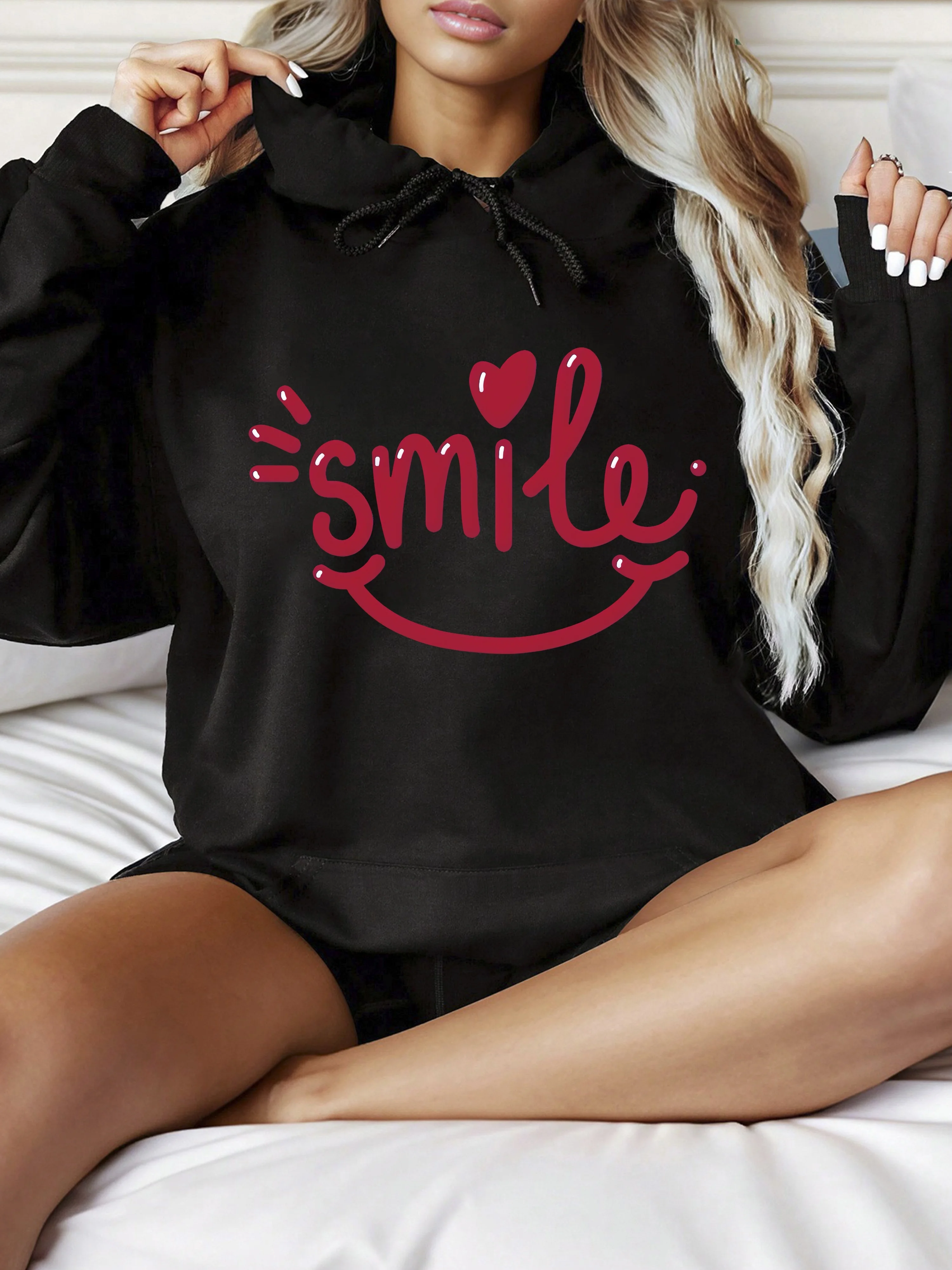 เสื้อสเวตเชิ้ตพิมพ์ลายยิ้มสำหรับผู้หญิง เสื้อฮู้ดผ้าฟลีซเนื้อนุ่ม สวมใส่สบายสำหรับฤดูหนาวและฤดูใบไม้ร่วง เสื้อคลุมหลวมๆ สไตล์ลำลอง คอกลม เสื้อผ้าผู้หญิง