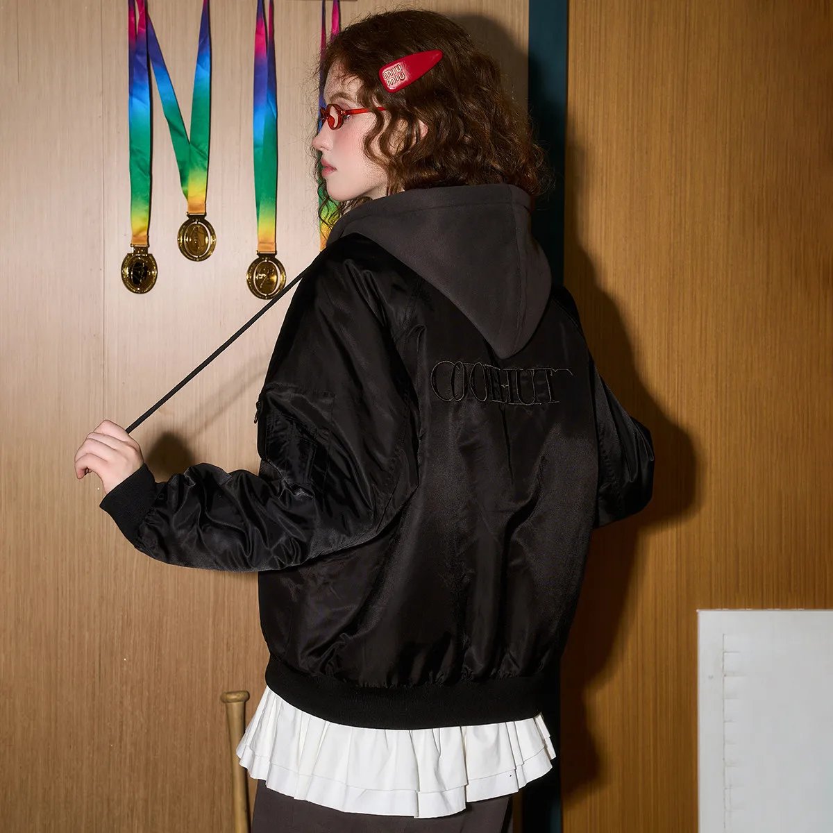 الشتاء المرأة Bomber سترة مقنعين الطيران القطن معطف مبطّن البيسبول طوق سترة الشارع الشهير فضفاضة تناسب ملابس خارجية متعددة الاستخدامات