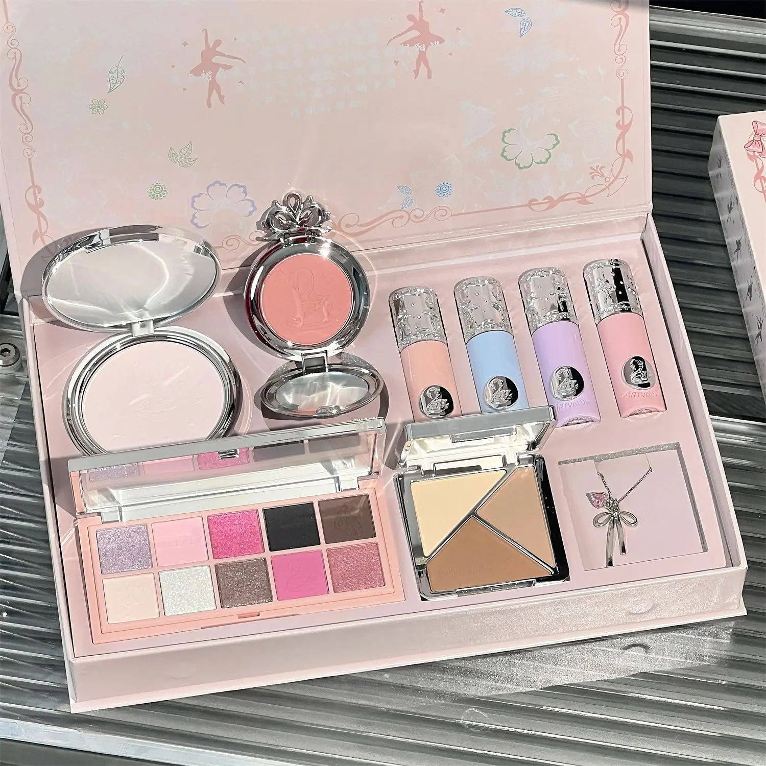 Flower Knows maquillage papillon arc coeur limité rouge à lèvres poudre Blush fard à paupières maquillage coffret cadeau et collier cadeaux pour les femmes