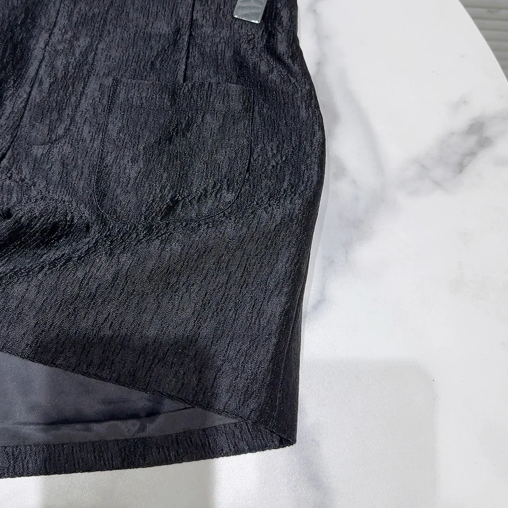 بنطلون نسائي عصري لربيع 2026 بلون واحد، بنطلون كاجوال قصير بجيوب ونسيج مميز، تصميم بسيط بطول ثلاثة أرباع