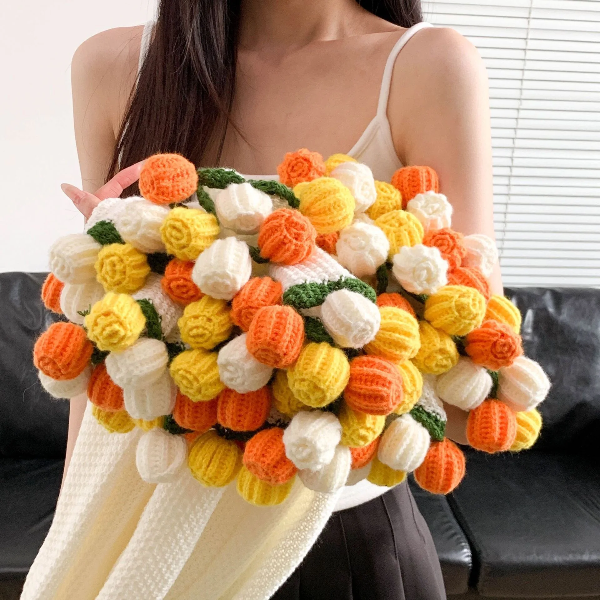 bouquet-de-roses-jaunes-pretes-a-l'emploi-chale-tricote-a-la-main-ou-au-crochet-–-ideal-comme-cadeau-d'anniversaire-pour-une-meilleure-amie