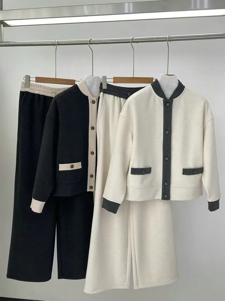 

Женский комплект из двух предметов с цветными вставками: брюки прямого кроя с широкими штанинами на эластичной талии и куртка с круглым вырезом на одной пуговице. Осенне-зимний костюм.