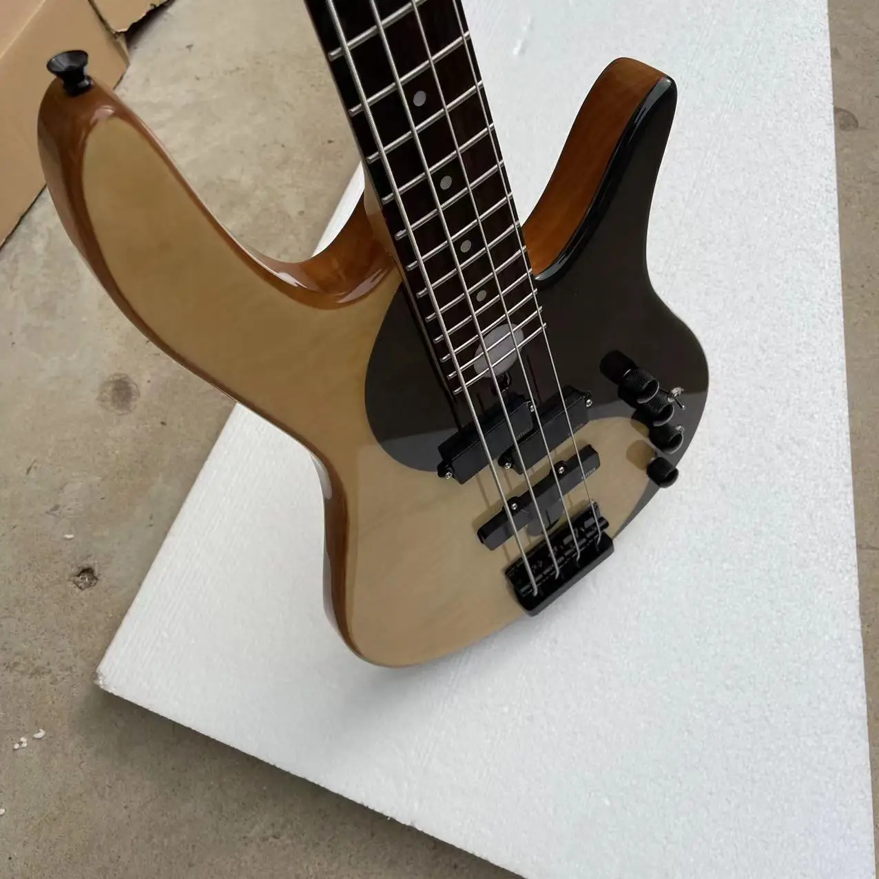 Butterfly Yin Yang Electric Bass 4-string Electric Bass, natural wood color piano body, rose wood fingerboard, maple wood piano