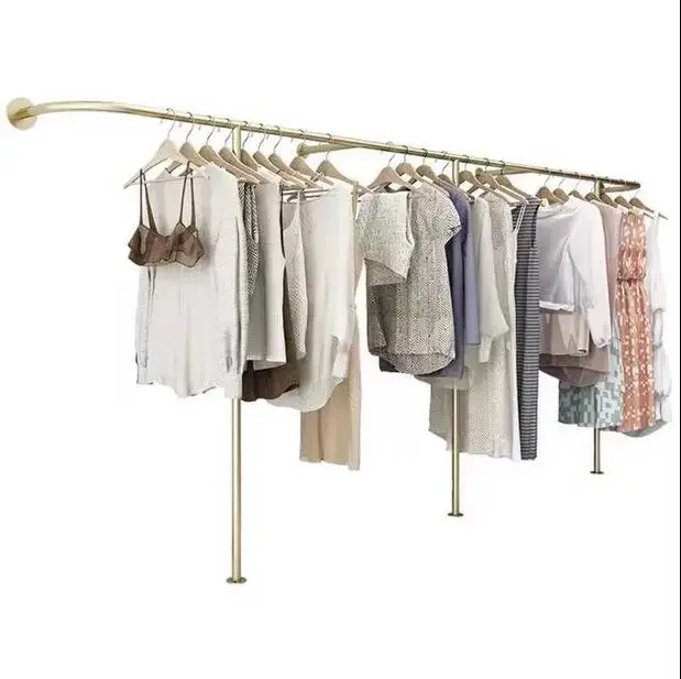 

Clothes racks are hung on the wall of clothes racks in clothing stores