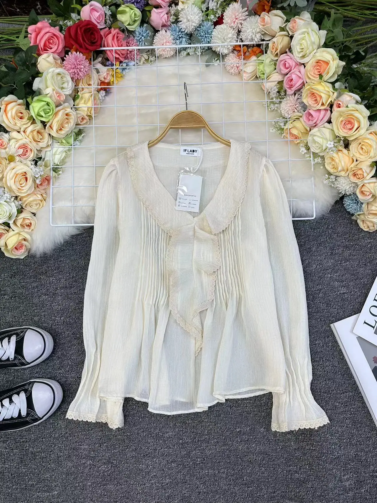 

Women's V-neck Lace Shirt Loose Long Sleeve Bubble Sleeve Blouse Commute Style Korean Version Straight Cut Autumn New Arrival