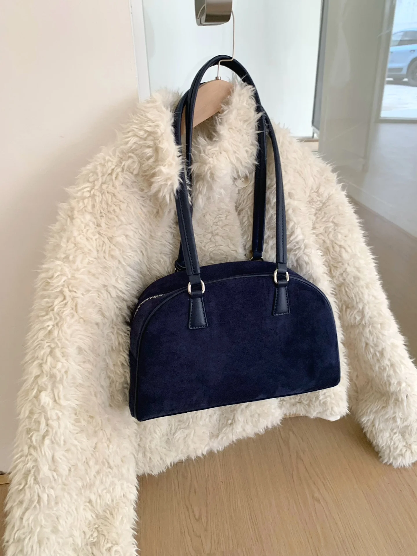 

Whiterm Korean Sle Faux Fur Splicing Bowling Underarm Bag Women's oulder Bag Soft Handbag New Autumn Winter Bag