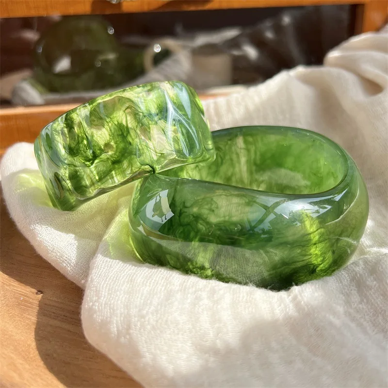 Pulsera redonda transparente de resina verde para mujer, brazalete ancho grueso con ondas irregulares, encanto de temperamento, joyería, nueva moda