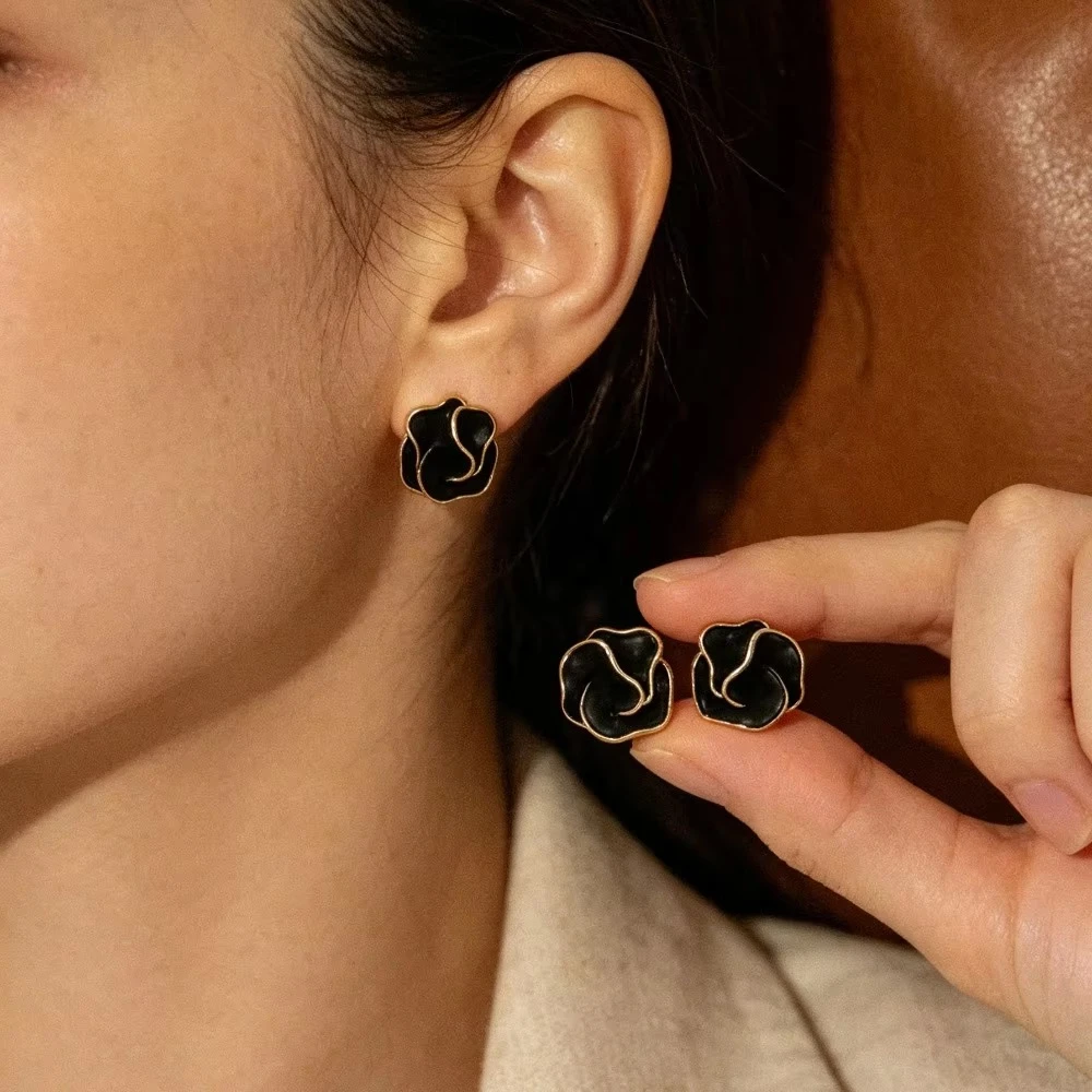 Unique Camellia Stud Earrings Niche Temperament Simple Fashion Jewelry for Women Daily Dating Party Accessories