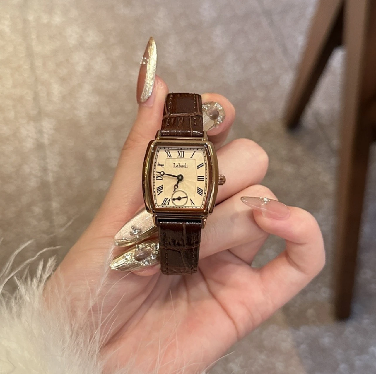 Orologio di lusso da donna semplice retrò studente barile cintura in pelle luce lusso tutto-fiammifero orologio al quarzo da donna orologio da donna di fascia alta