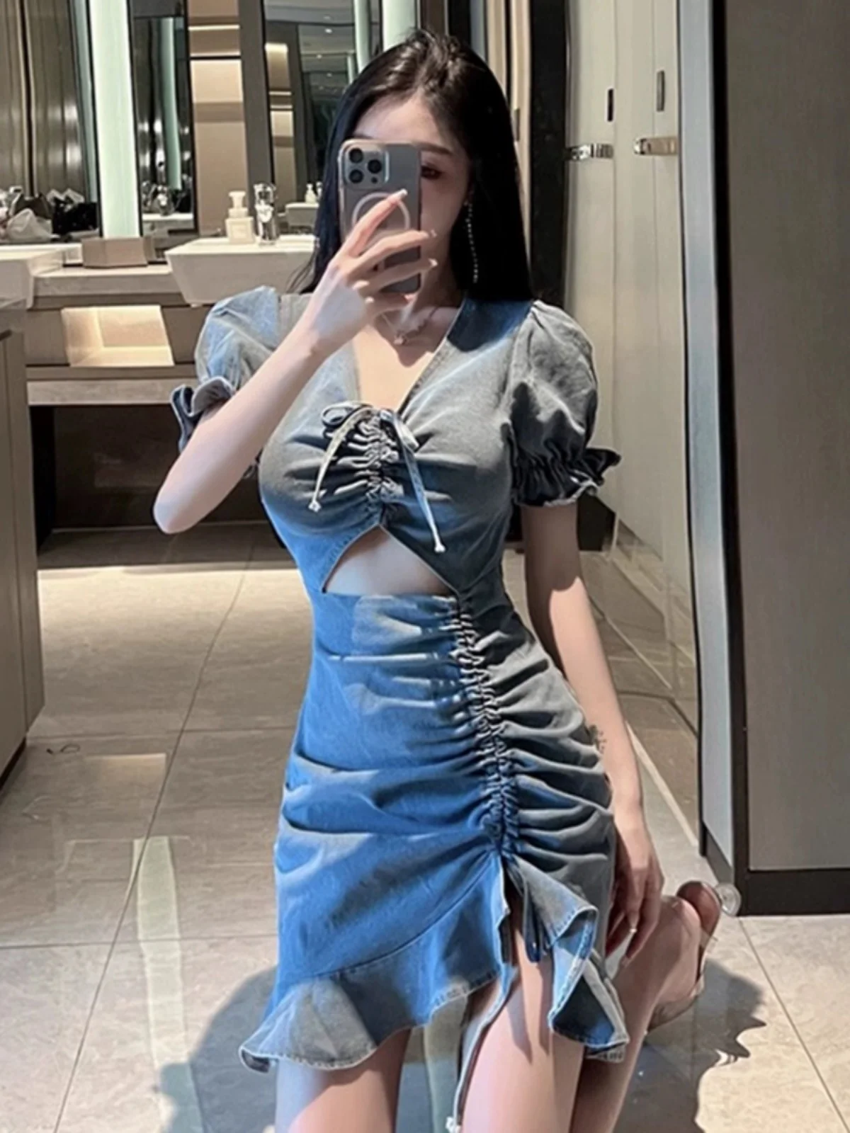 Gonna di jeans a coda di pesce con scollo a V francese Abiti corti slimfit con volant estivi Abito sexy scavato in tinta unita per donna