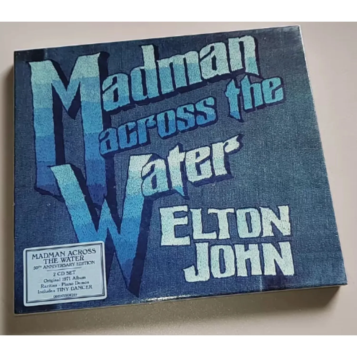 Madman Across The Water Anniversary Edition CD, pop rock clássico dos anos 70 com arranjos com base em piano e faixas de demo raras