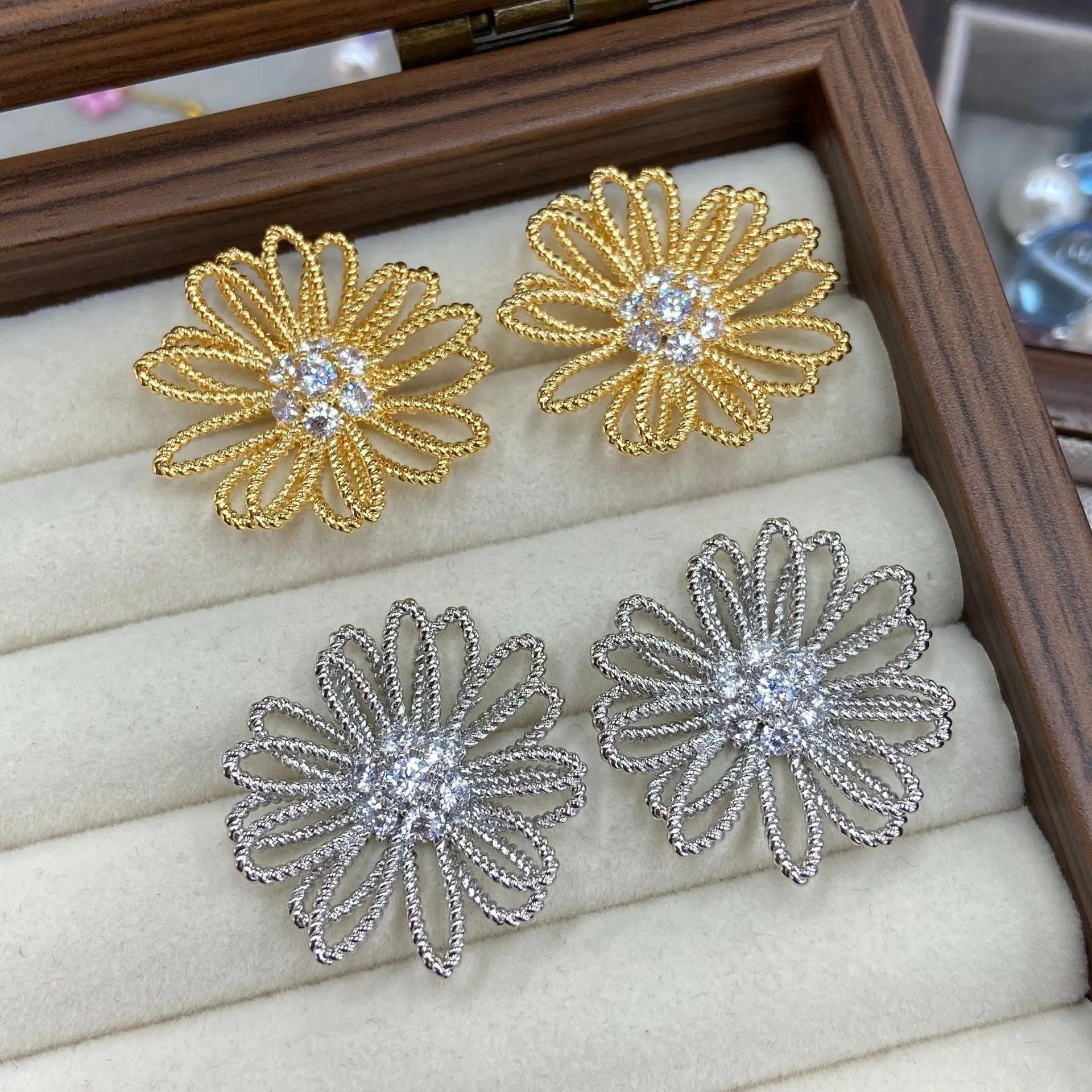 Hollow Daisy Earrings for Women Silver Gold Color Openwork Flower Stud Earrings Vintage Party Fashion Accessories