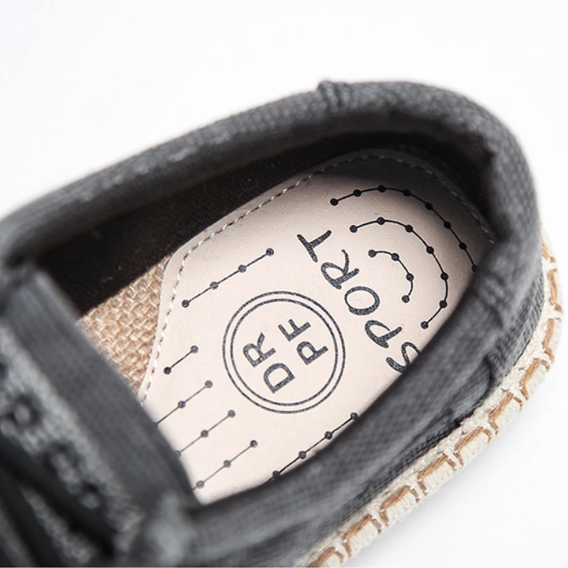 الرجال حذاء كاجوال 2026New حذاء قماش تنفس الكلاسيكية الدانتيل يصل المتسكعون أحذية قيادة لينة الرجال عدم الانزلاق أحذية رياضية Zapatos Hombre