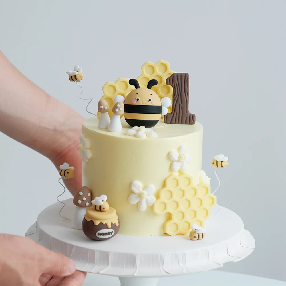 Niedliche Bienen-Themen-Kuchendekorationen: Waben-Holzmaserung-Zahlen-Deko für Babypartys, Kindergeburtstage und Backzubehör – Detail 3