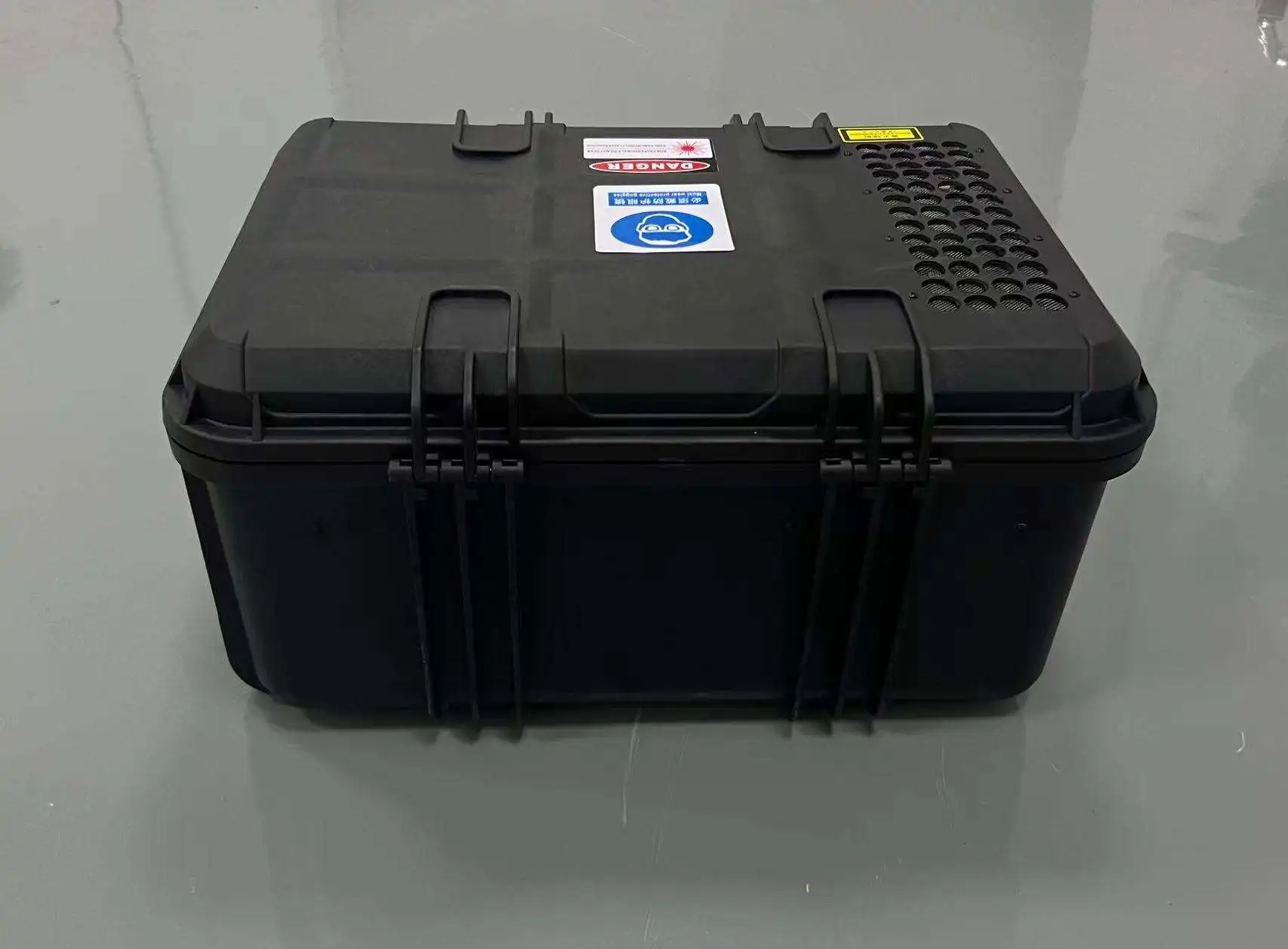 Handheld 200W 300W pulslaserreinigingsmachine voor hoge precisie automotor aluminium onderdelen gemakkelijk te verplaatsen