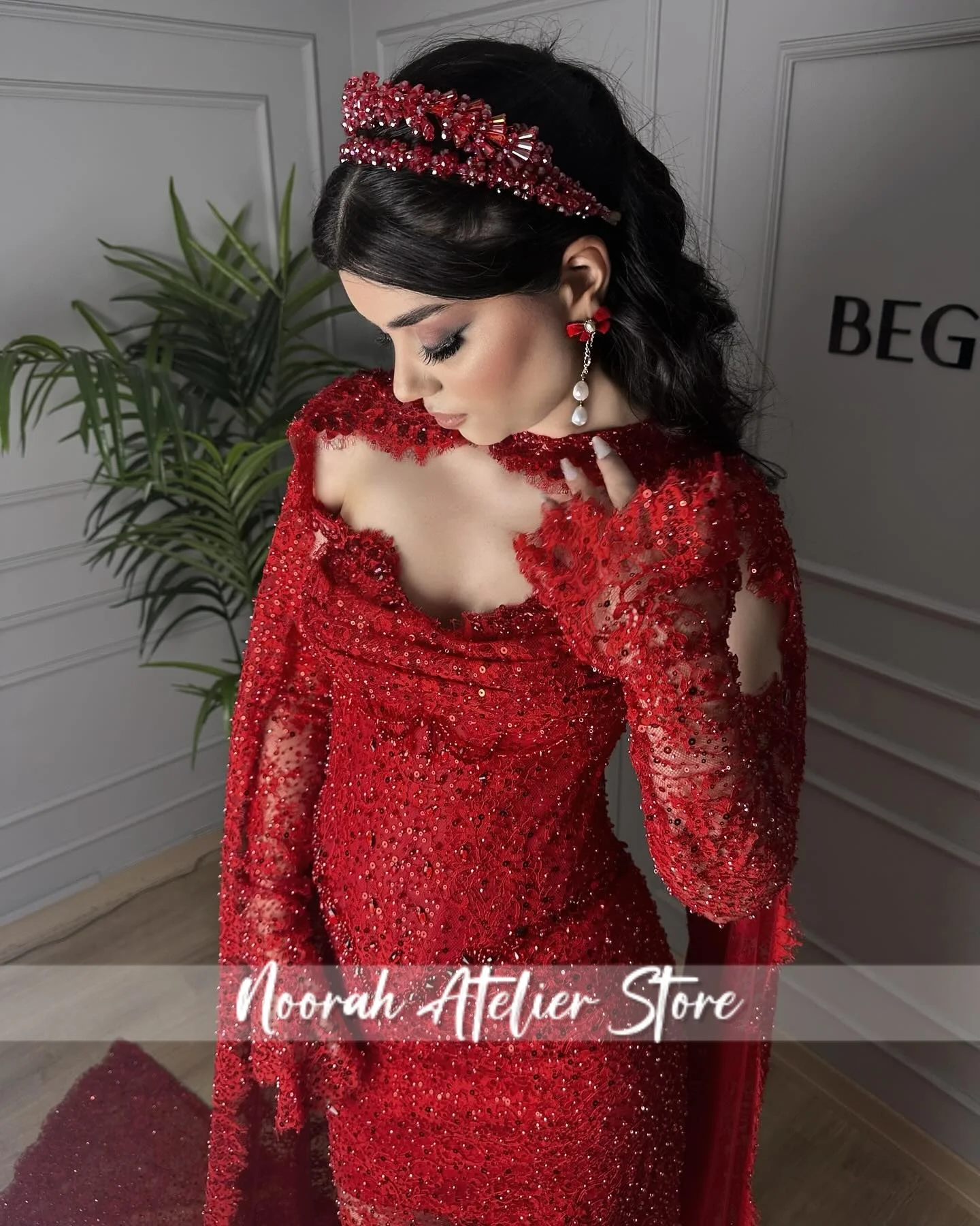 ชุดเดรสปาร์ตี้สีแดงเงาประดับลูกปัดหรูหรา ชุดแต่งงานแบบมีผ้าคลุม ชุดราตรี ชุดออกงาน สามารถสั่งตัดได้