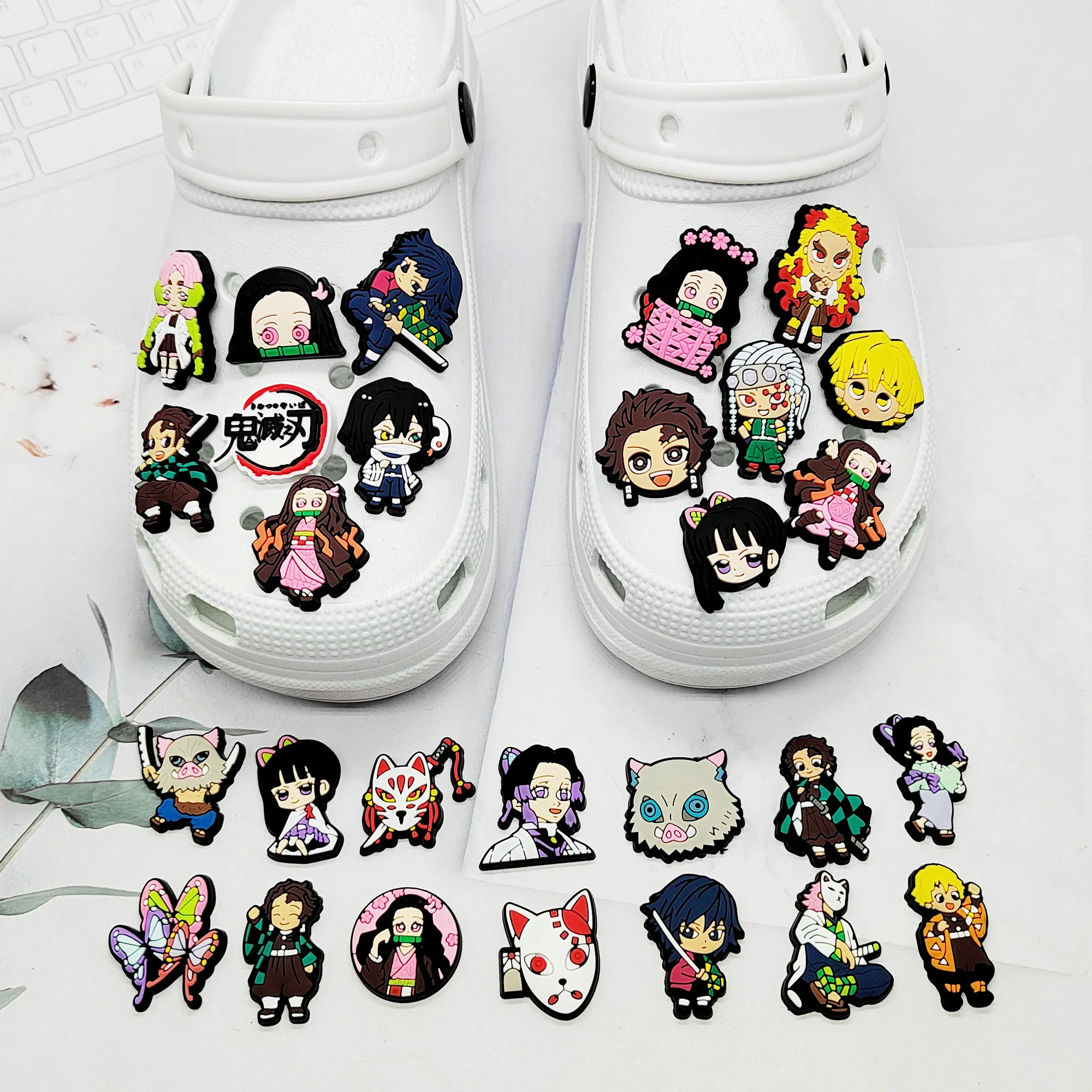 25 pz Demon Slayer ciondoli per scarpe fai da te Kamado Tanjirou scarpa accessori per fiori decorazioni sandali Mario decorare per Croc Kid Gifts