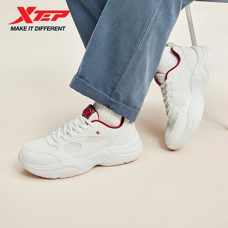 รองเท้า Xtep สำหรับผู้ชาย รองเท้ารีบาวด์น้ำหนักเบา ระบายอากาศได้ดี กันลื่น ทนทาน รองเท้าสไตล์เรโทร เพิ่มความสูง รองเท้าผ้าใบเดิน 874119320001