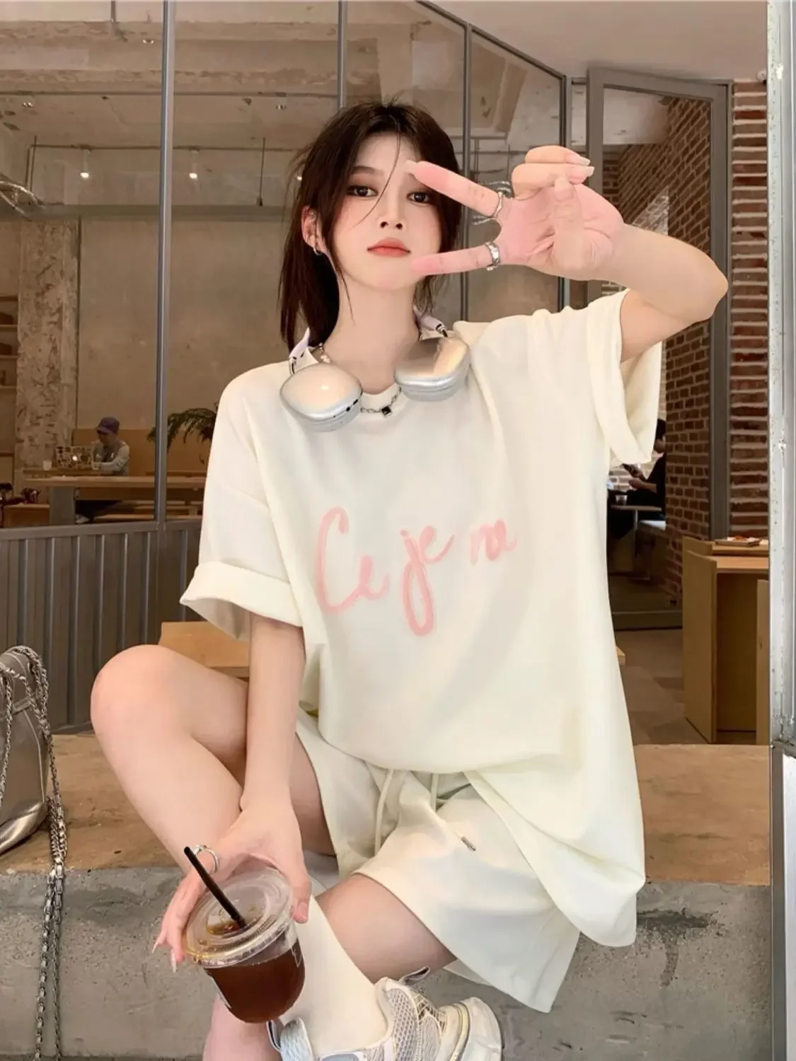 

Короткие комплекты для женщин, комплект из 2 предметов, хлопковая абрикосовая футболка с круглым вырезом, женские шорты, свободная одежда для отпуска, новинка 2025, комплект ансамблей