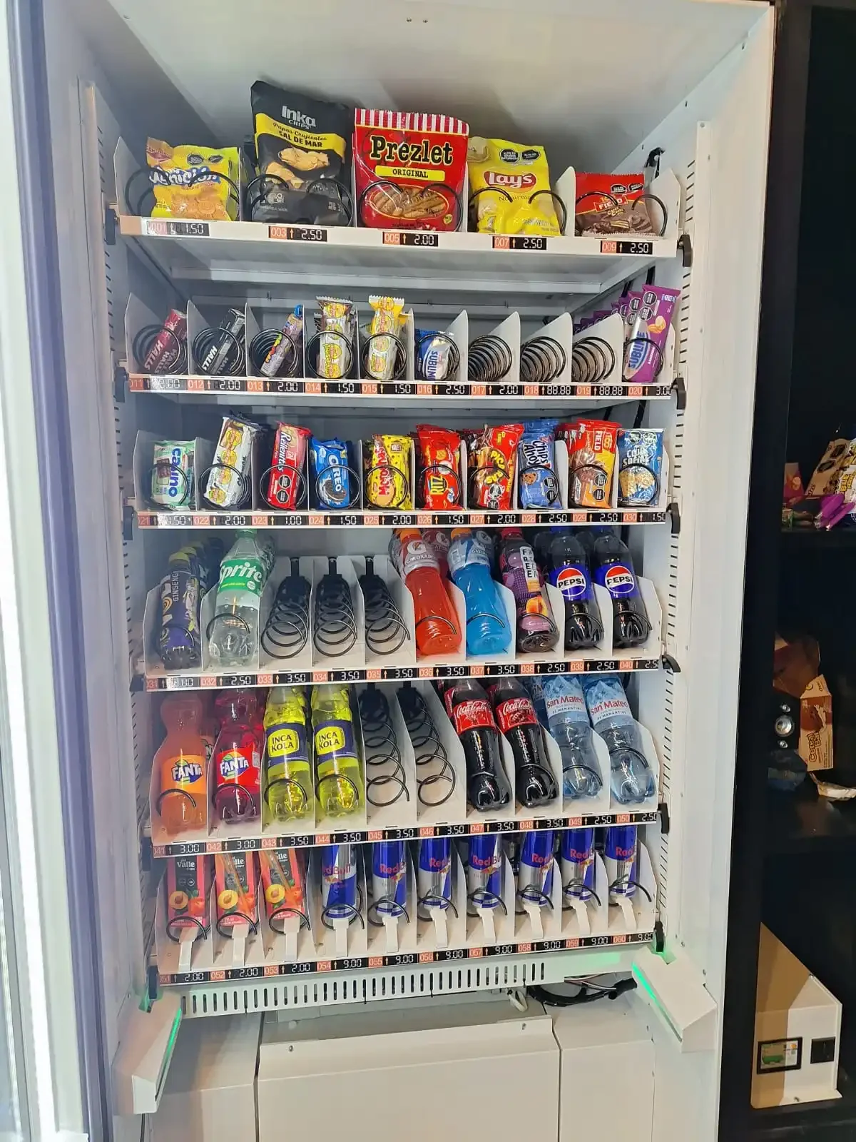 Unmanned store Cold drinks Snacks Vending machine Beverages Beer Candy belt Refrigeration Indoor Outdoor view 5