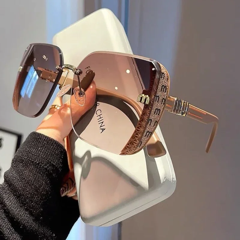 

2024 New Fashion Cool Sunglasses Women Luxury Brand Letters Anti Strong Light Vintage Rimless Sun Glasses Ladies Gafas UV400